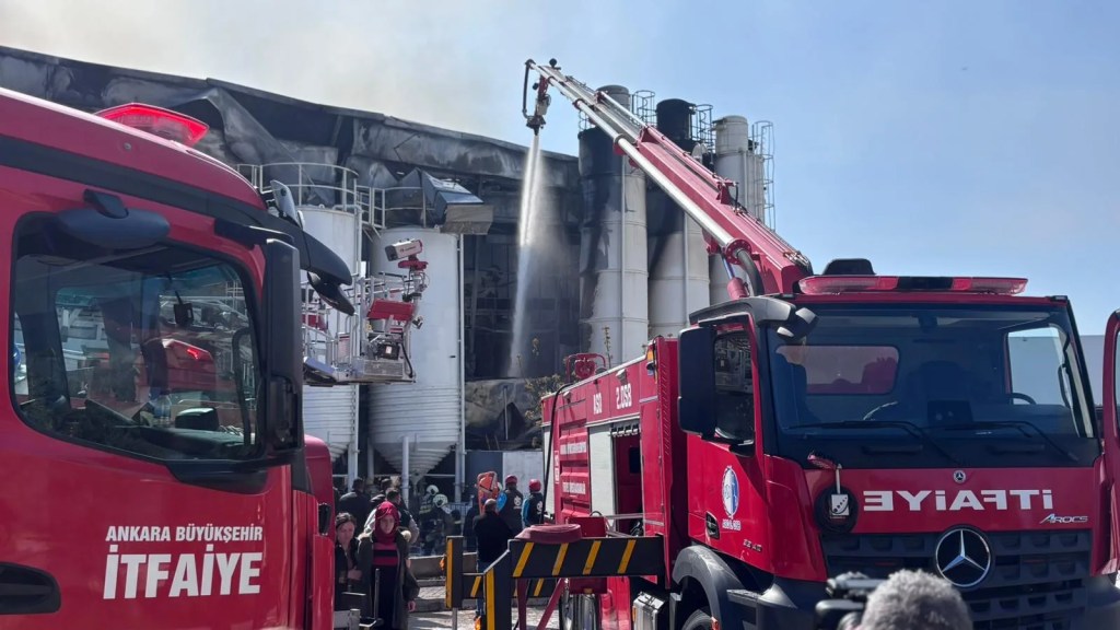 Ankara'da Boya Fabrikasındaki Yangın Kontrol Altına Alındı