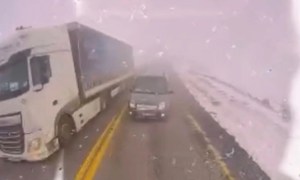 Sisli Yolda Hatalı Sollama Kazası Kamerada