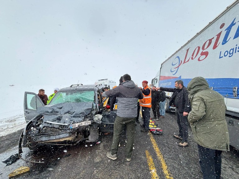 Sisli Yolda Hatalı Sollama Kazası Kamerada