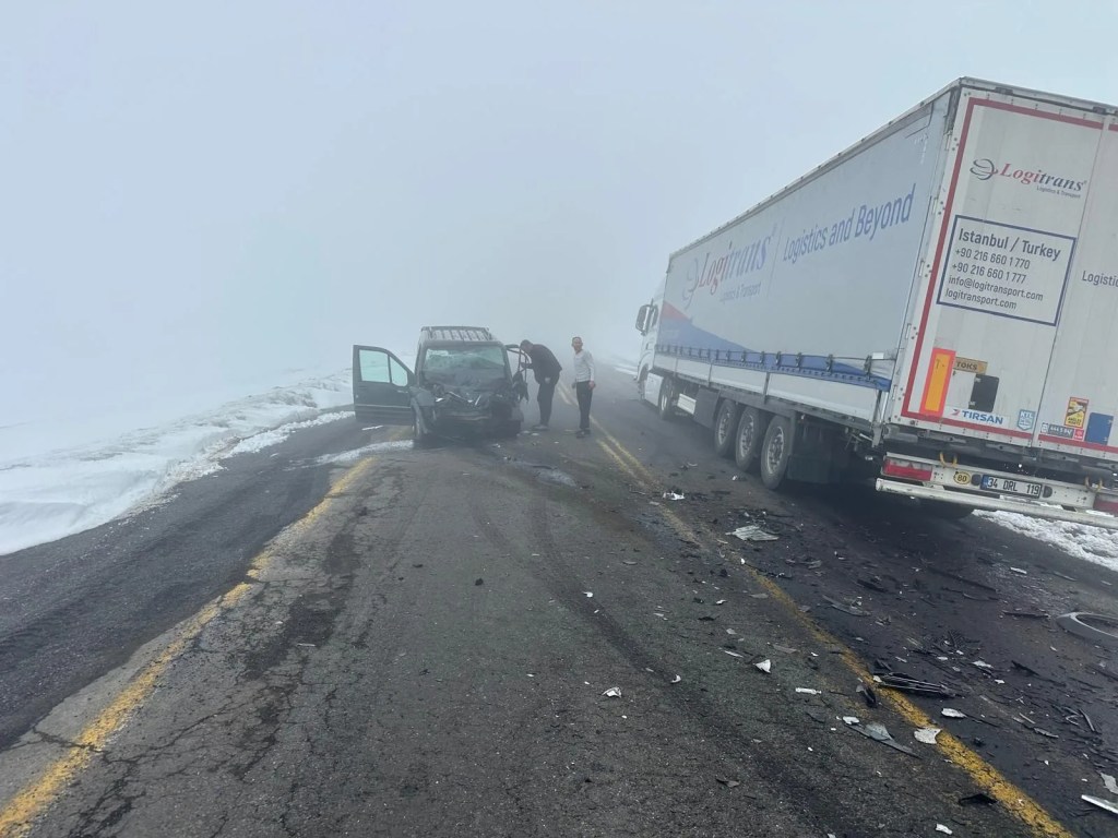 Artvin'de Ticari Araç ve TIR Çarpıştı: 2 Yaralı
