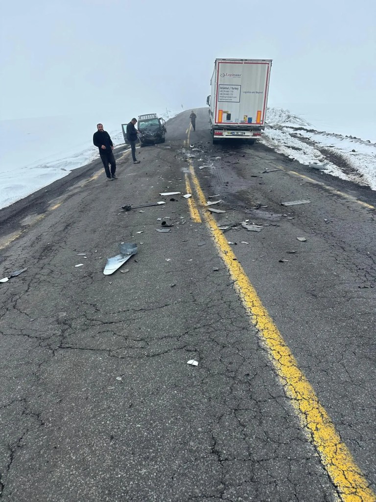 Artvin'de Ticari Araç ve TIR Çarpıştı: 2 Yaralı