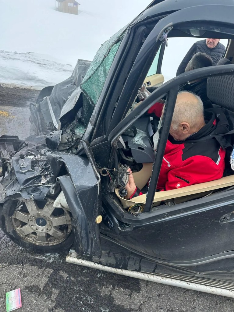 Artvin'de Ticari Araç ve TIR Çarpıştı: 2 Yaralı