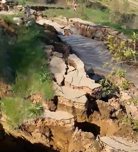 Bursa'da Heyelan Nedeniyle Yol Kapandı