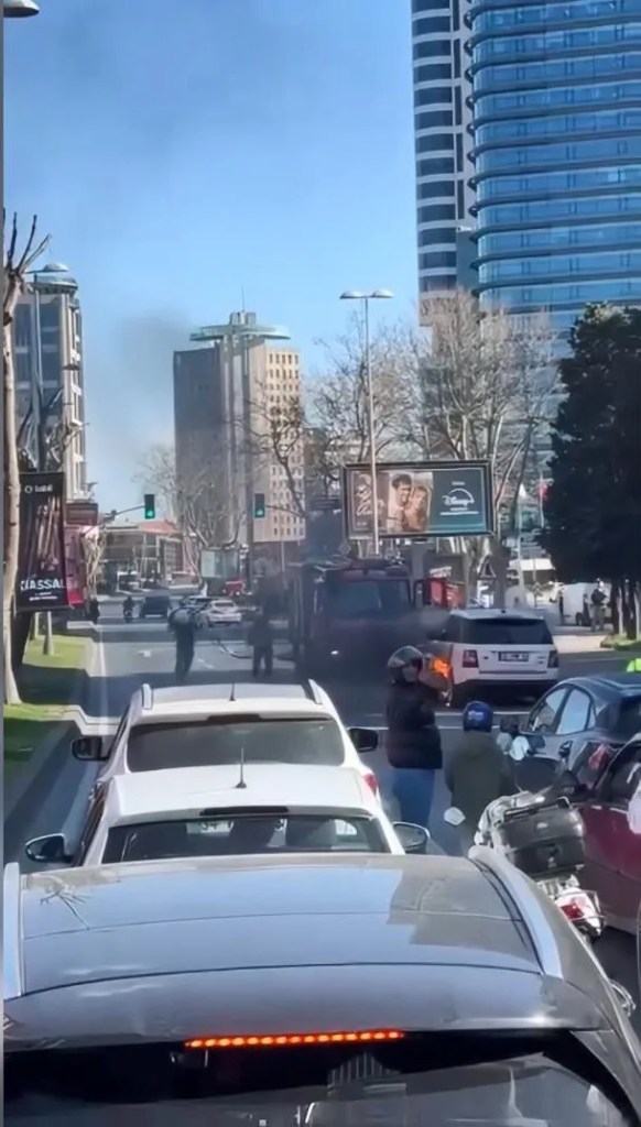 Şişli'de Cip Yangını Trafiği Felç Etti