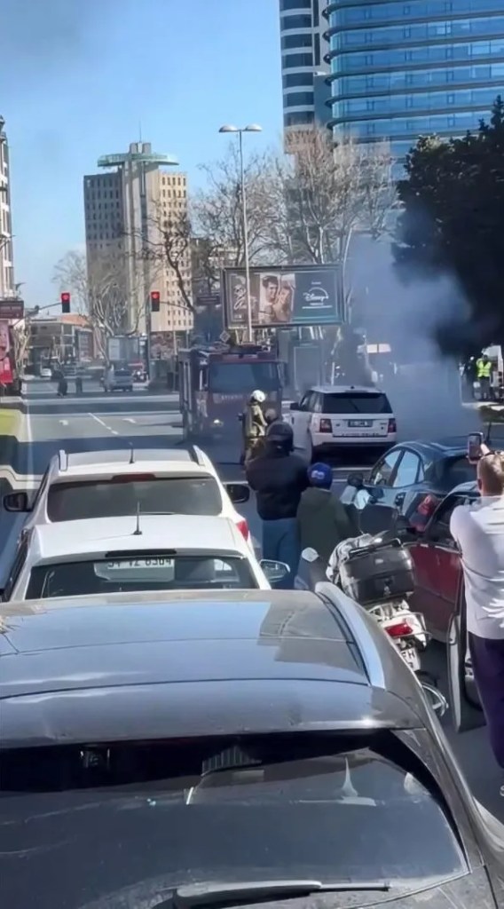 Şişli'de Cip Yangını Trafiği Felç Etti