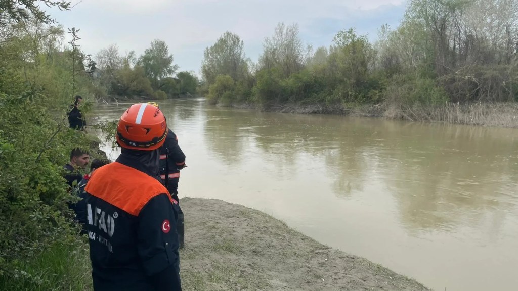 Sakarya Nehri'nde kaybolan çocuk için arama çalışmaları sürüyor