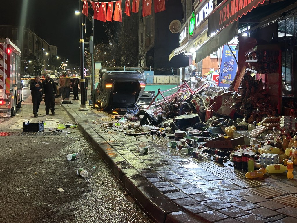 Sivas'ta Kontrolden Çıkan Otomobil Devrildi