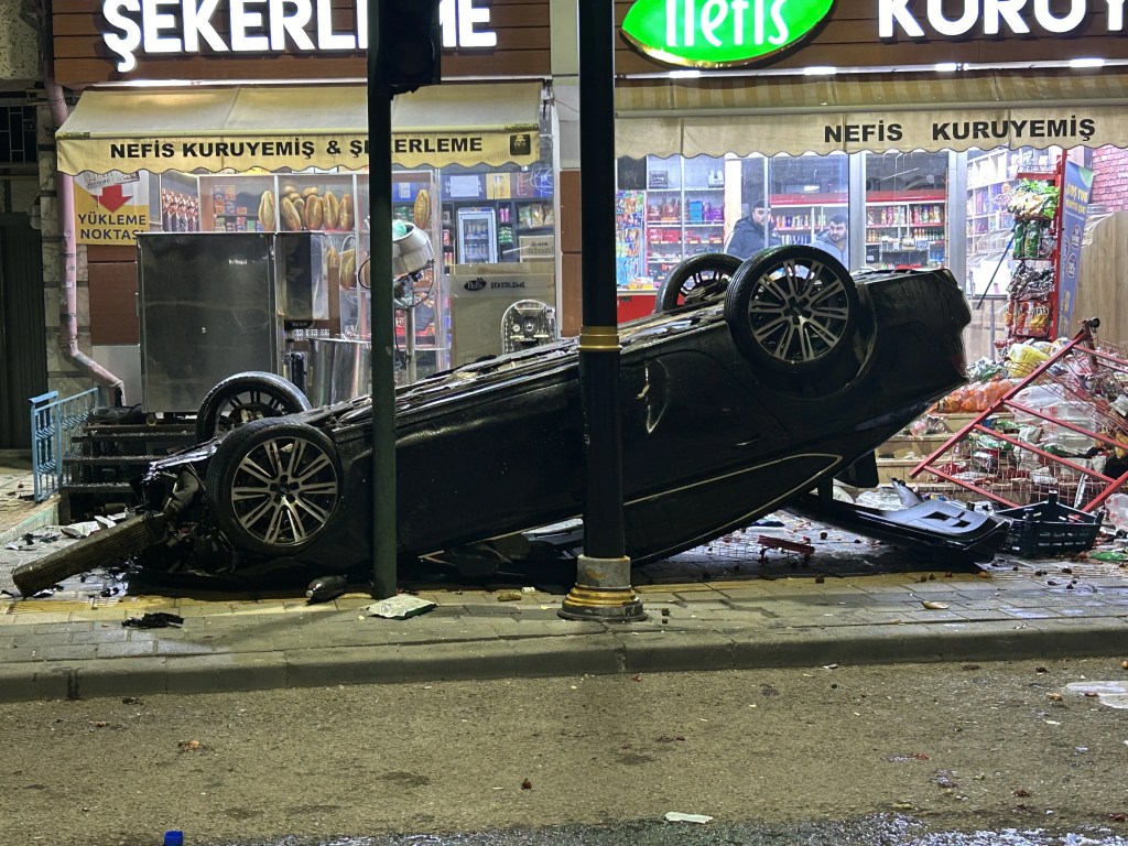 Sivas'ta Kontrolden Çıkan Otomobil Devrildi
