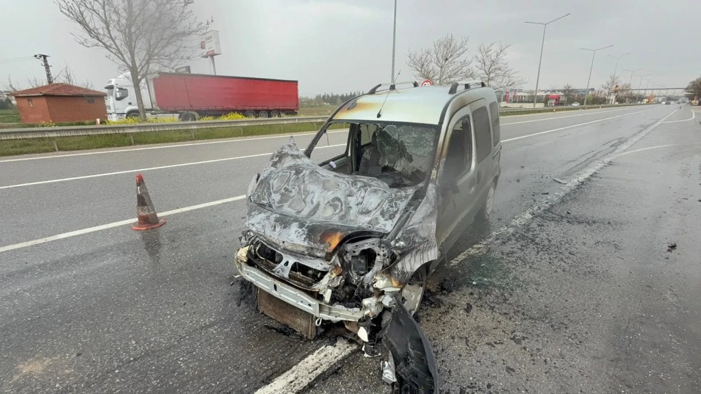 Eskişehir'de Araç Bariyerlere Çarpıp Alev Aldı