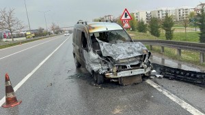 Eskişehir'de Araç Bariyerlere Çarpıp Alev Aldı
