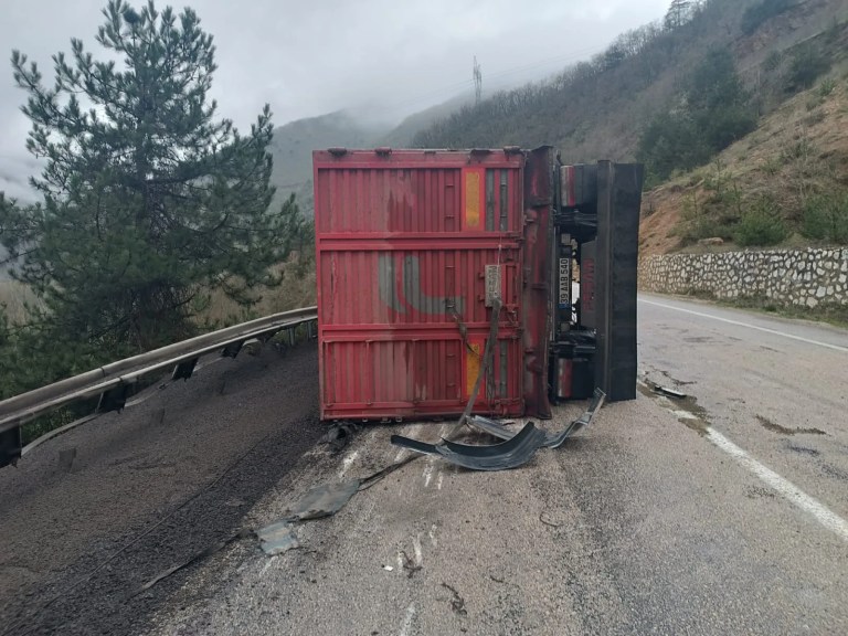 Mudurnu'da Kömür Yüklü TIR Devrildi