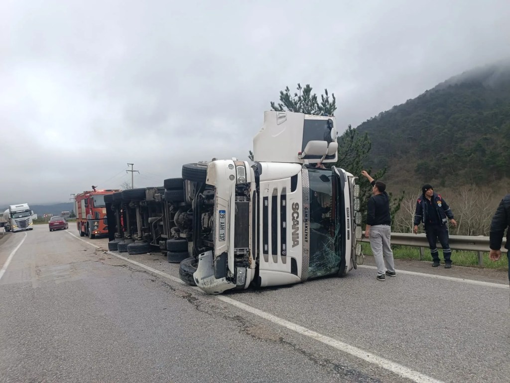 Mudurnu'da Kömür Yüklü TIR Devrildi