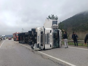 Mudurnu'da Kömür Yüklü TIR Devrildi