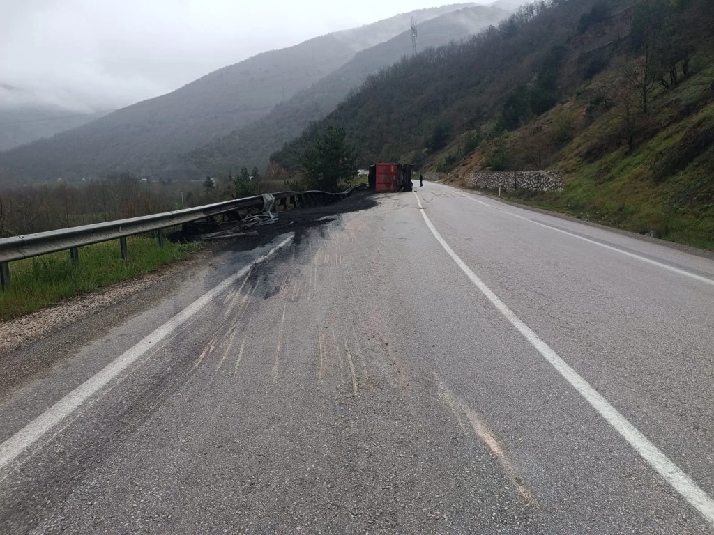 Mudurnu'da Kömür Yüklü TIR Devrildi