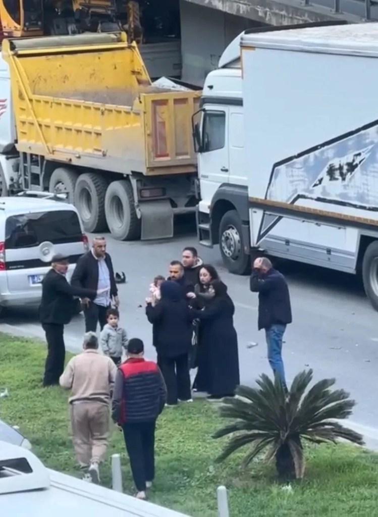 Kağıthane'de Kaza Sonrası Sinir Krizi Geçiren Kadın