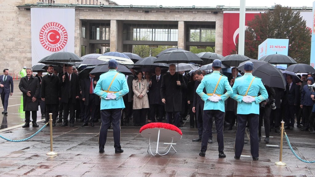 Kurtulmuş Atatürk Anıtı'na Çelenk Bıraktı