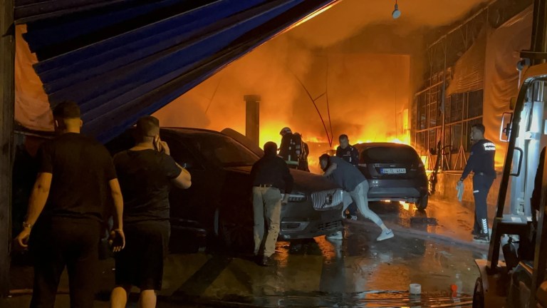 Antalya'da tamirhanede yangın: 5 araç kül oldu
