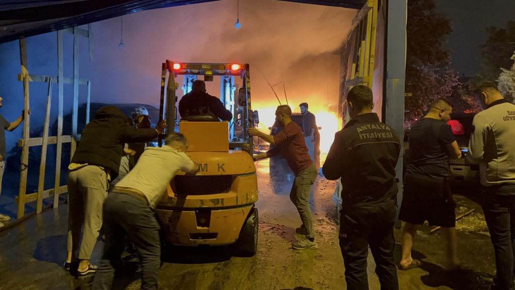 Antalya'da tamirhanede yangın: 5 araç kül oldu