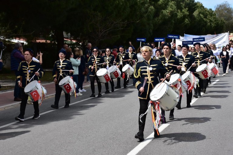 Alaçatı Ot Festivali'nde Uluslararası Renkli Kortej