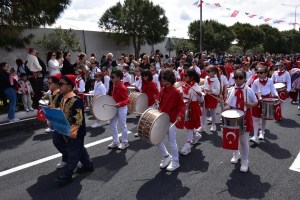 Alaçatı Ot Festivali'nde Uluslararası Renkli Kortej