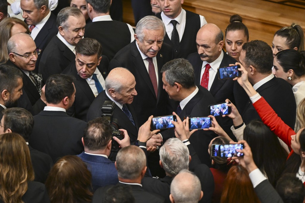 Özgür Özel: Bayrağı Bırakmayız, Görevimizin Başındayız
