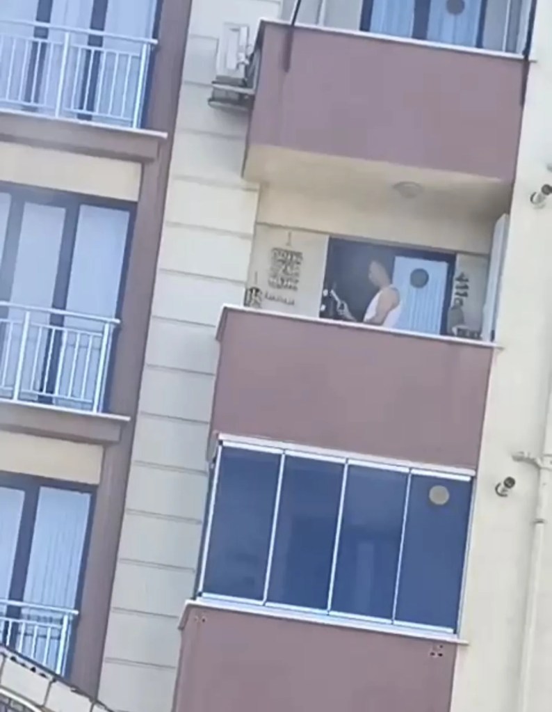 Pendik'te Balkonda Mermi Dolduran Kişi Yakalandı