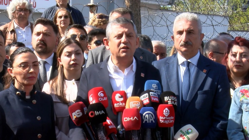 Özgür Özel: Görüşmek isteyen düşman hukukunu bırakmalı