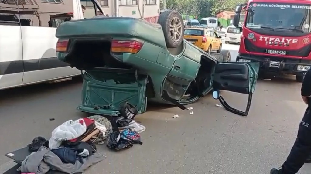 Bursa'da Kaza: Park Halindeki Araca Çarpan Otomobil Takla Attı