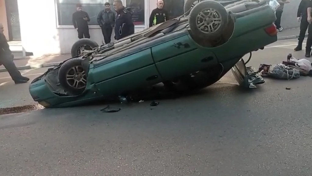 Bursa'da Kaza: Park Halindeki Araca Çarpan Otomobil Takla Attı