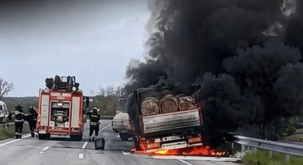 Samsun'da Tomruk Yüklü Kamyon Yangını Korkuttu