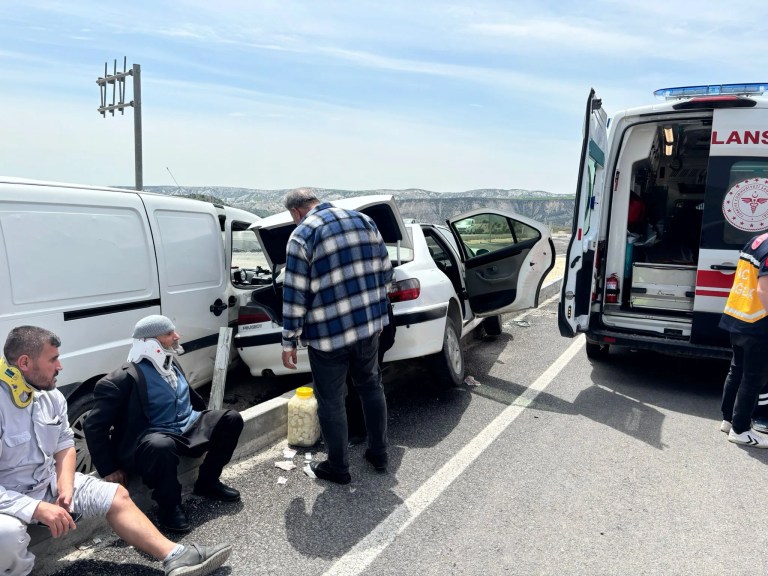 Adıyaman'da İki Otomobil Çarpıştı: Altı Yaralı
