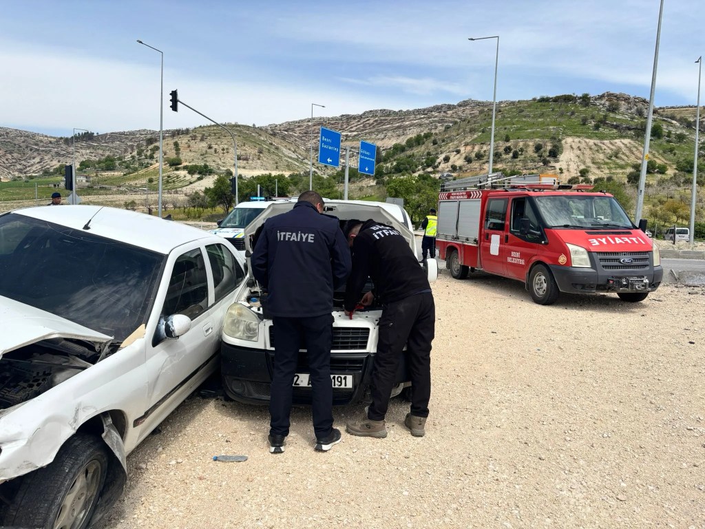 Adıyaman'da İki Otomobil Çarpıştı: Altı Yaralı