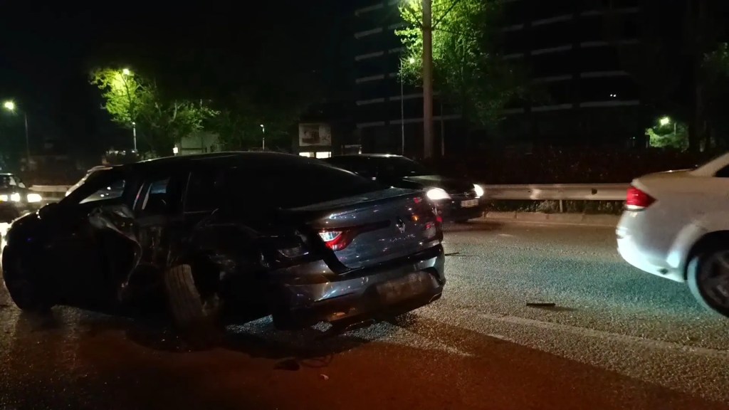 Bursa'da Gece Yarısı Kaza: Otomobil Takla Attı