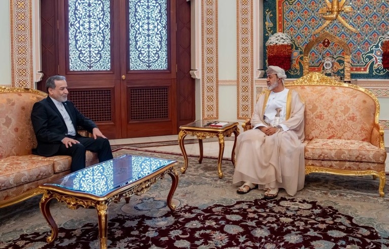 İran Dışişleri Bakanı Arakçi Umman Sultanı ile Görüştü