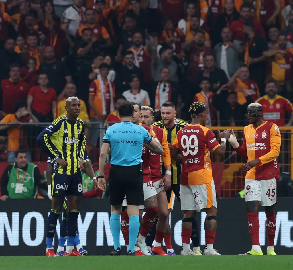 Galatasaray Fenerbahçe Derbisinde İlk Yarıyı Önde Tamamladı