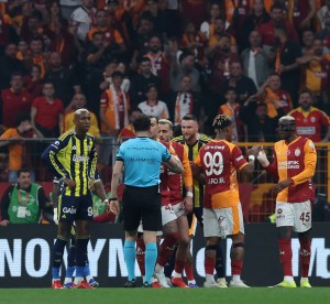 Galatasaray Fenerbahçe Derbisinde İlk Yarıyı Önde Tamamladı