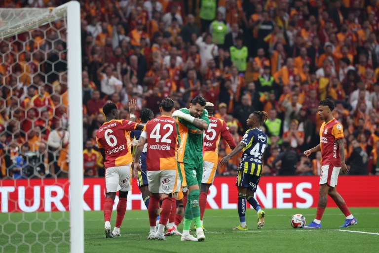 Galatasaray Fenerbahçe Derbisinde İlk Yarıyı Önde Tamamladı