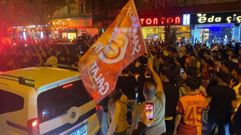 Bursa'da Galatasaray Taraftarları Galibiyeti Coşkuyla Kutladı