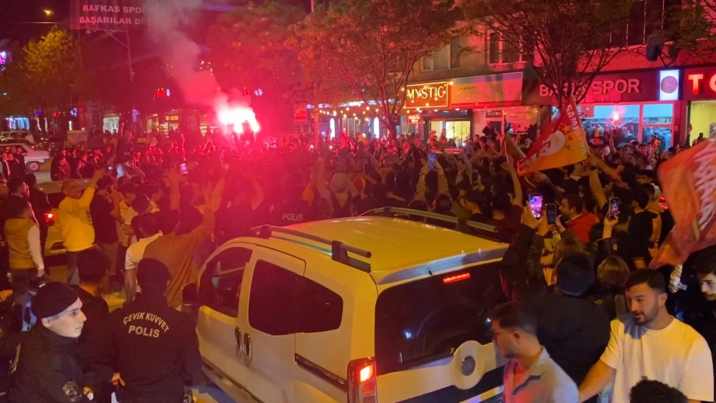Bursa'da Galatasaray Taraftarları Galibiyeti Coşkuyla Kutladı