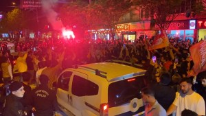 Bursa'da Galatasaray Taraftarları Galibiyeti Coşkuyla Kutladı