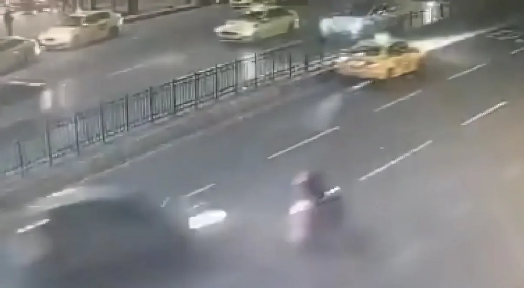 Şişhane'de Kaza: Motosiklet Durağa Daldı, 1 Ölü 3 Yaralı