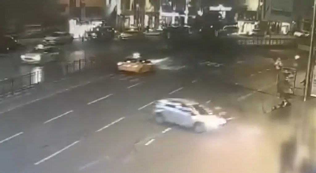 Şişhane'de Kaza: Motosiklet Durağa Daldı, 1 Ölü 3 Yaralı