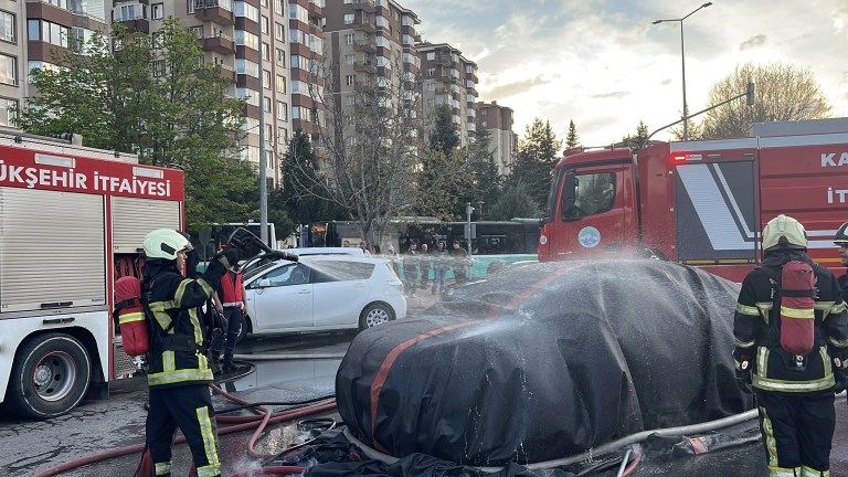 Kayseri'de Yanan Elektrikli Araca Yangın Battaniyesiyle Müdahale