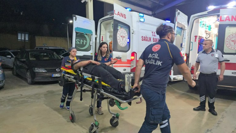 Adana Kozan'da İki Otomobil Çarpıştı: Dört Yaralı