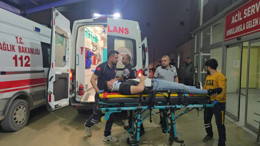 Adana Kozan'da İki Otomobil Çarpıştı: Dört Yaralı