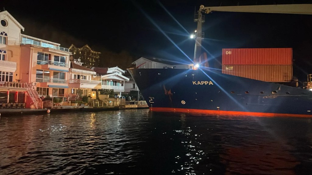 İstanbul Boğazı'nda Gemi Karaya Oturdu