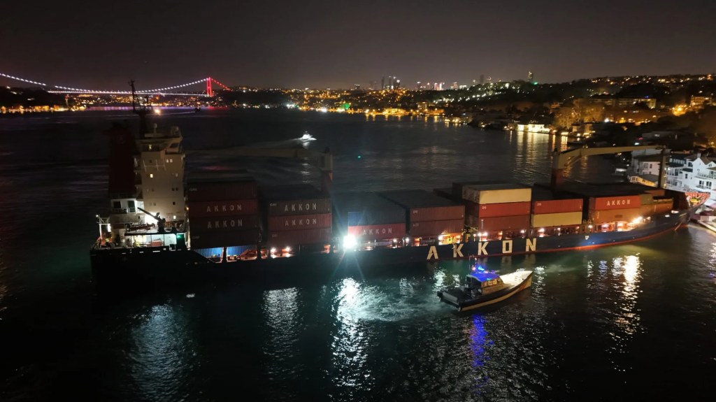 İstanbul Boğazı'nda Gemi Karaya Oturdu