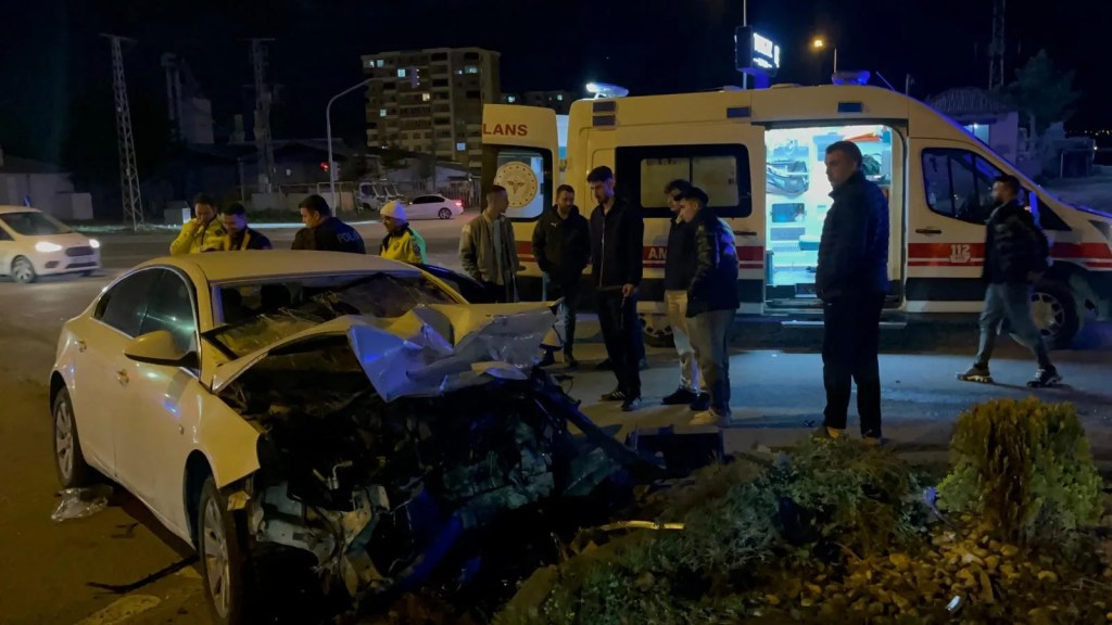 Kayseri'de İki Otomobil Çarpıştı: Dört Yaralı