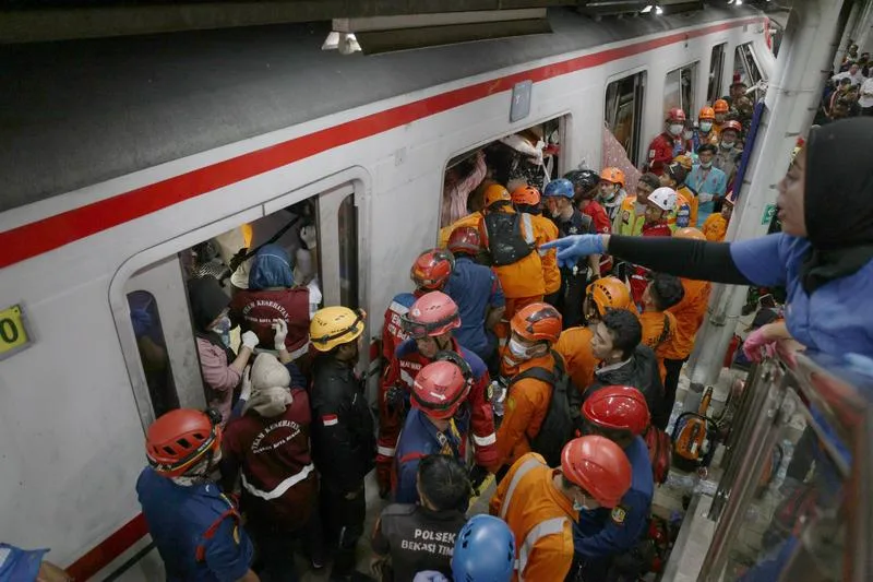 Endonezya'da Tren Kazası: 14 Kişi Hayatını Kaybetti