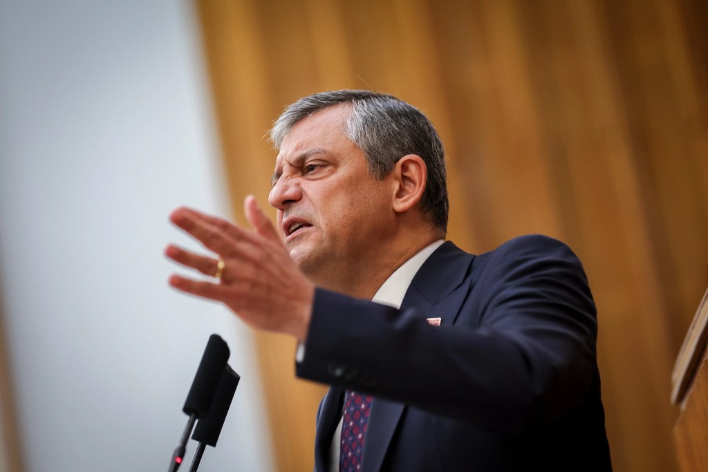 Özgür Özel: Sandık İçin Mücadelemiz Sürecek